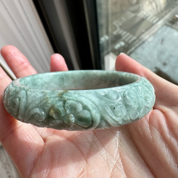 Jadeite Jade Engraved Flower Bangle Diameter 59 mm - Picture 6 of 14